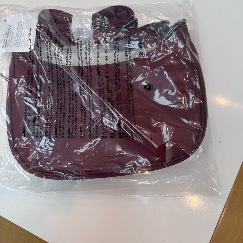 Lululemon City Essentials Small Shoulder Bag 3L NWT Maroon, Burgundy - Picture 4 of 6